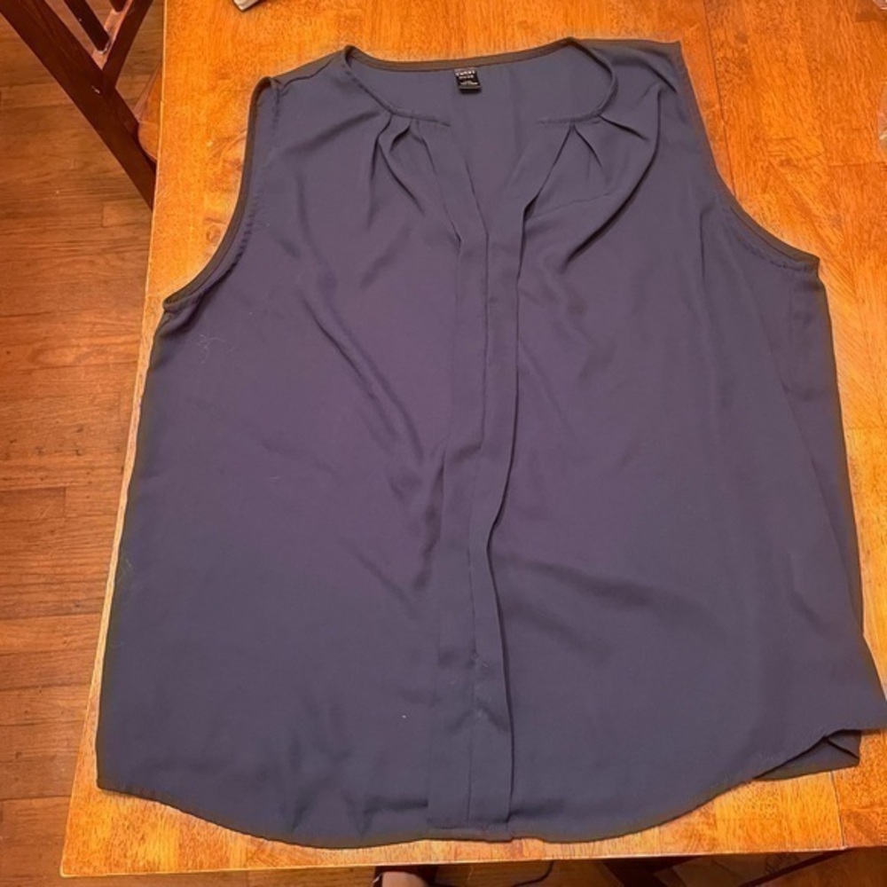Emery Rose Navy Blue Dressy Tank Top, size 1XL.


Gently worn, 100 percent